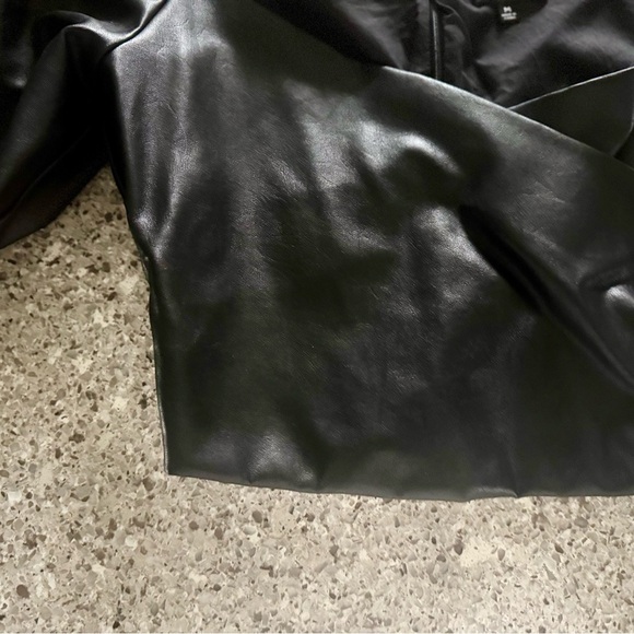 Lulu's Black Faux Leather Puff Sleeve Crop Top - Size M ⭐🖤 - Picture 12 of 13